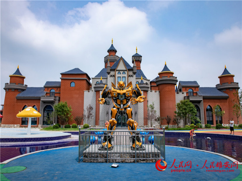 圖為辛集展園。辛集展園打造了1座童話(huà)城堡和1座配套酒店,以夢(mèng)幻為主題,匯集科普教育、互動(dòng)探險(xiǎn),商業(yè)經(jīng)營(yíng)、兒童小劇場(chǎng)等特色于一體,可以滿(mǎn)足科普展示、小型表演、特色教育等功能需求。人民雄安網(wǎng) 李兆民攝