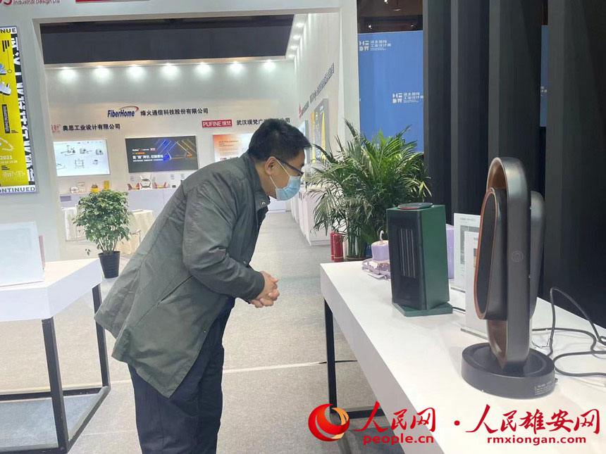 圖為第四屆河北國(guó)際工業(yè)設(shè)計(jì)周現(xiàn)場(chǎng)觀眾駐足觀看展品。人民網(wǎng) 施云娟攝
