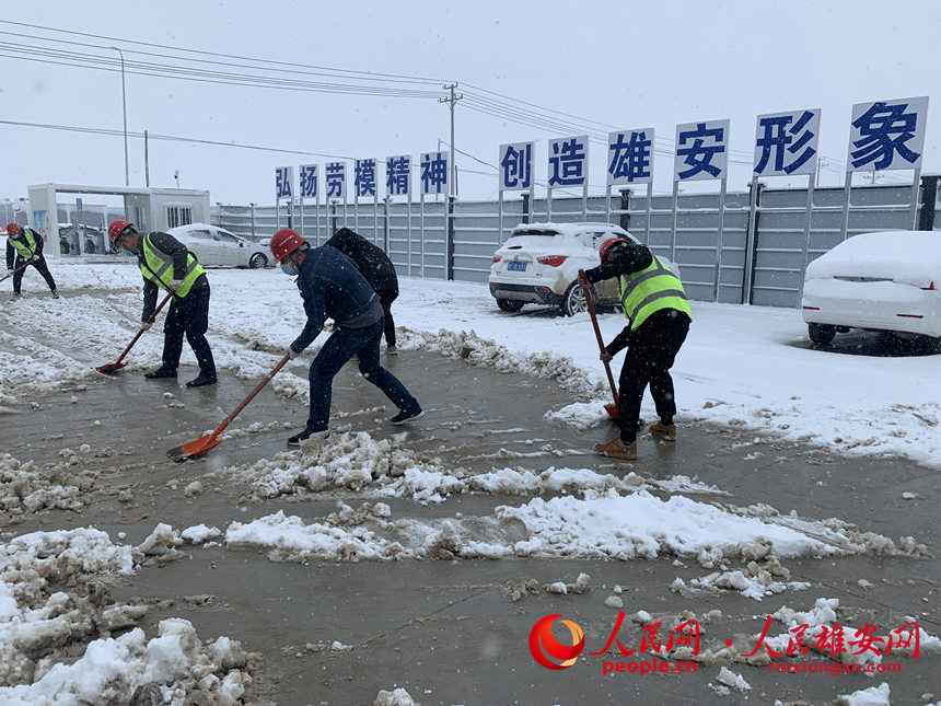 中國電建市政集團啟動區1210二標項目聯合監理單位組織黨團員和群眾清掃“雄安新區第一雪”,保障道路暢通和大家出行安全。雄安集團基礎建設公司供圖