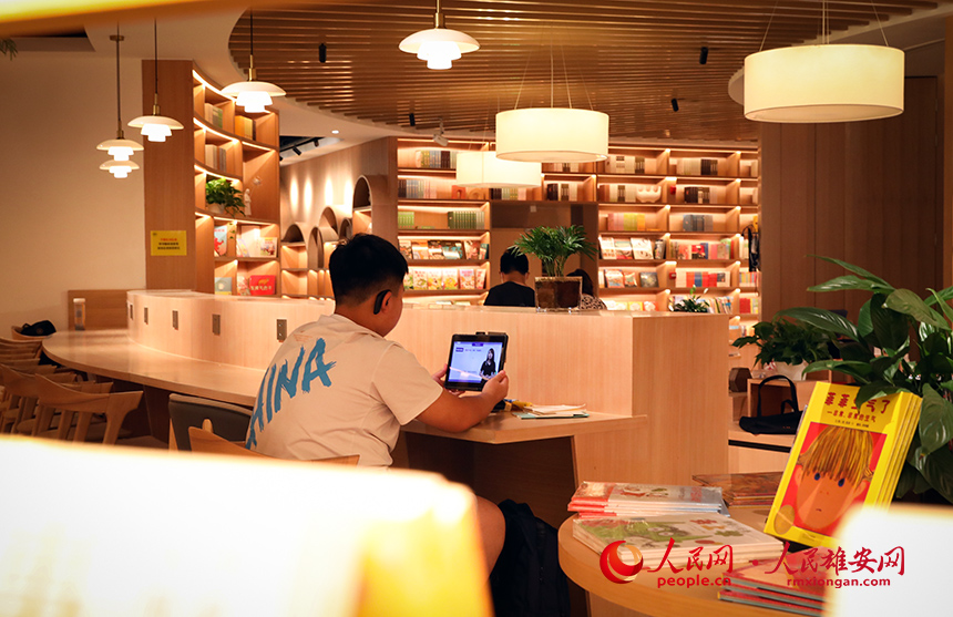 書店內留有自由閱讀空間，供居民可免費使用。人民網?宋燁文攝