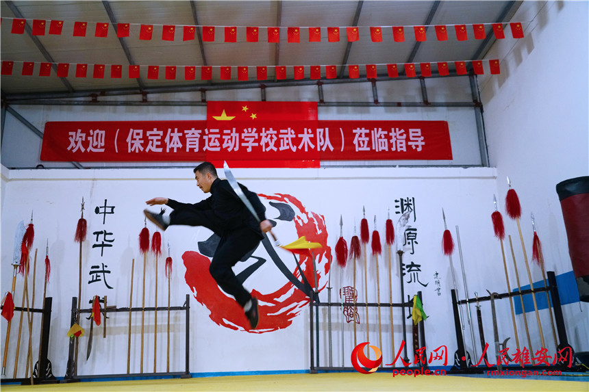 群眾在練武術。齊鑫攝