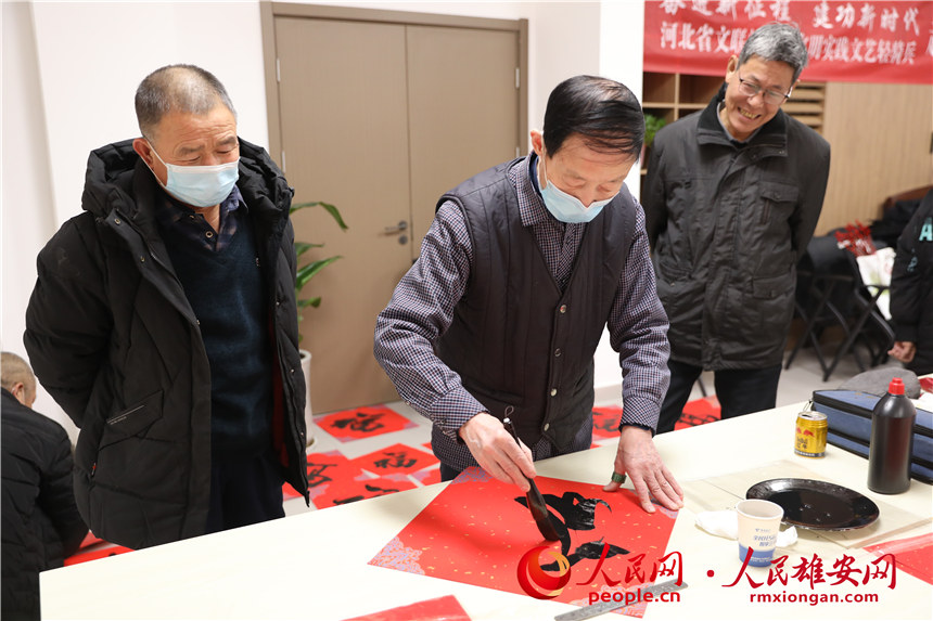 圖為容西片區愛水社區組織寫福字、春聯。人民網 楊華龍攝