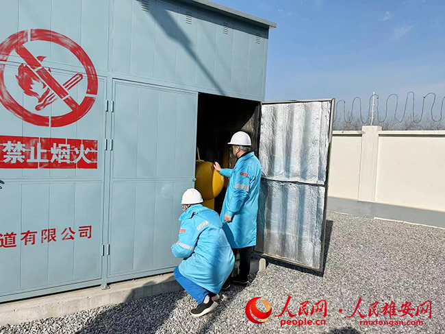 圖為工作人員對設(shè)備進行檢修。保定昆侖管道有限公司供圖