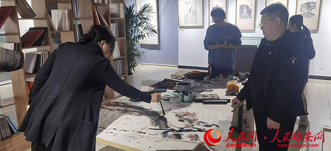 中國美術家協會會員，中國女畫家協會副秘書長曾迎春女士現場創作。2650