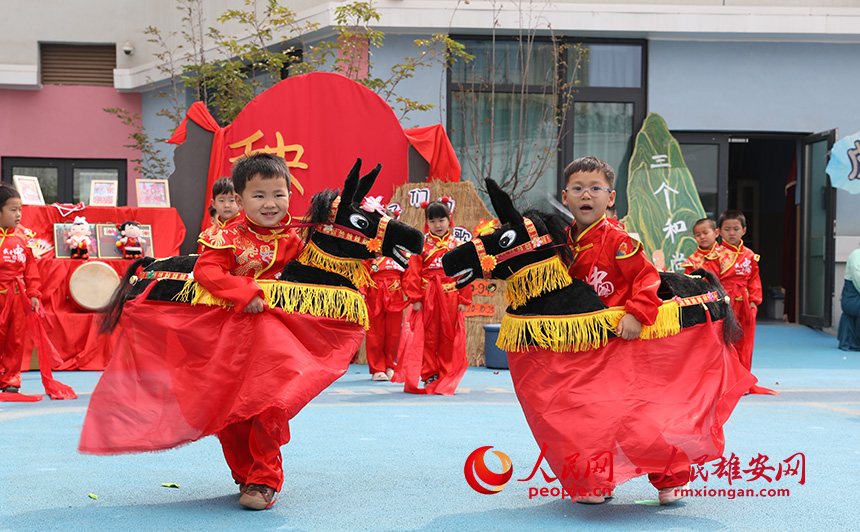 5月31日，雄安容和樂安幼兒園舉辦傳統文化游園活動?；顒友埩诵郯伯數胤沁z文化傳承人走進幼兒園，與孩子和家長交流互動。通過現場接觸非遺項目，讓孩子們零距離認識非遺、熟悉非遺，感受非遺之美。人民網 李兆民攝