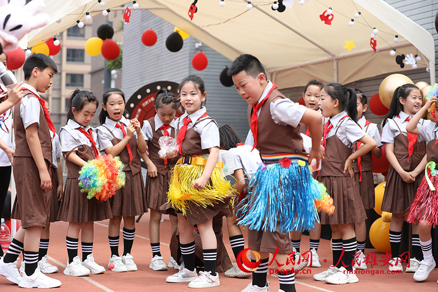 5月31日,雄安容和金源小學(xué)舉辦以“我和雄安一起長(zhǎng)大”為主題的歡慶六一嘉年華活動(dòng)。嘉年華現(xiàn)場(chǎng)設(shè)置運(yùn)動(dòng)、創(chuàng)作、益智等多類游戲活動(dòng),為孩子們營(yíng)造歡樂的節(jié)日氛圍。人民網(wǎng) 李兆民攝