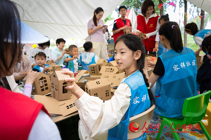 容城縣容祥社區(qū)聯(lián)合多家單位共同舉辦“六一”研學(xué)主題活動。薛志勇攝