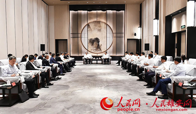 張國華與中信集團董事長朱鶴新一行舉行工作座談。劉向陽攝