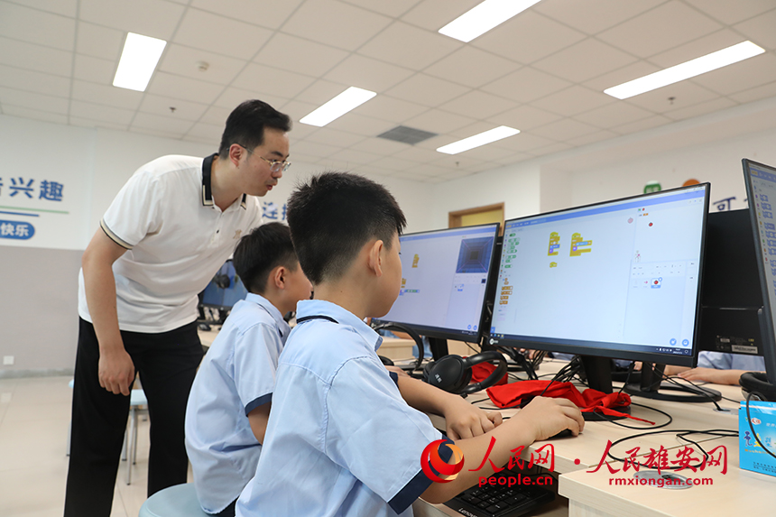 暑假期間，雄安容和樂民小學(xué)教師指導(dǎo)學(xué)生學(xué)習(xí)編程課程，備戰(zhàn)即將開始的雄安新區(qū)首屆青少年人工智能機(jī)器人大賽。人民網(wǎng) 李兆民攝 (2)