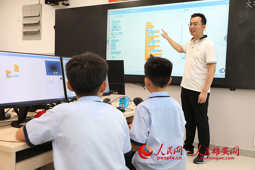 暑假期間，雄安容和樂民小學(xué)教師指導(dǎo)學(xué)生學(xué)習(xí)編程課程，備戰(zhàn)即將開始的雄安新區(qū)首屆青少年人工智能機(jī)器人大賽。人民網(wǎng) 李兆民攝