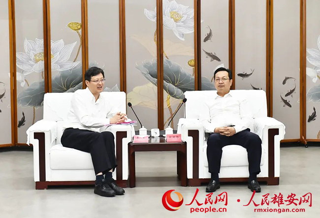 張國(guó)華與參加生物醫(yī)藥及新一代信息技術(shù)產(chǎn)業(yè)論壇部分嘉賓一行舉行工作座談。劉向陽(yáng)攝