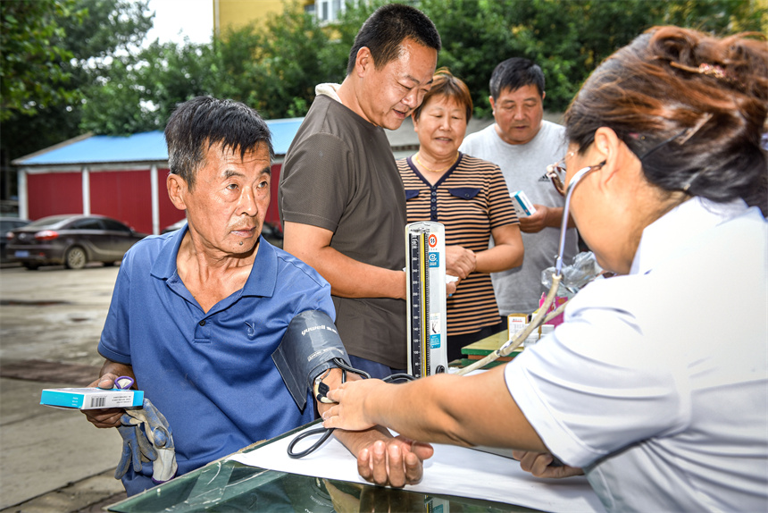 2023年8月27日，涿州市碼頭中心衛(wèi)生院巡回醫(yī)療隊，在為向三村民體檢身體并免費(fèi)發(fā)放常規(guī)藥。劉永興 攝 (2)