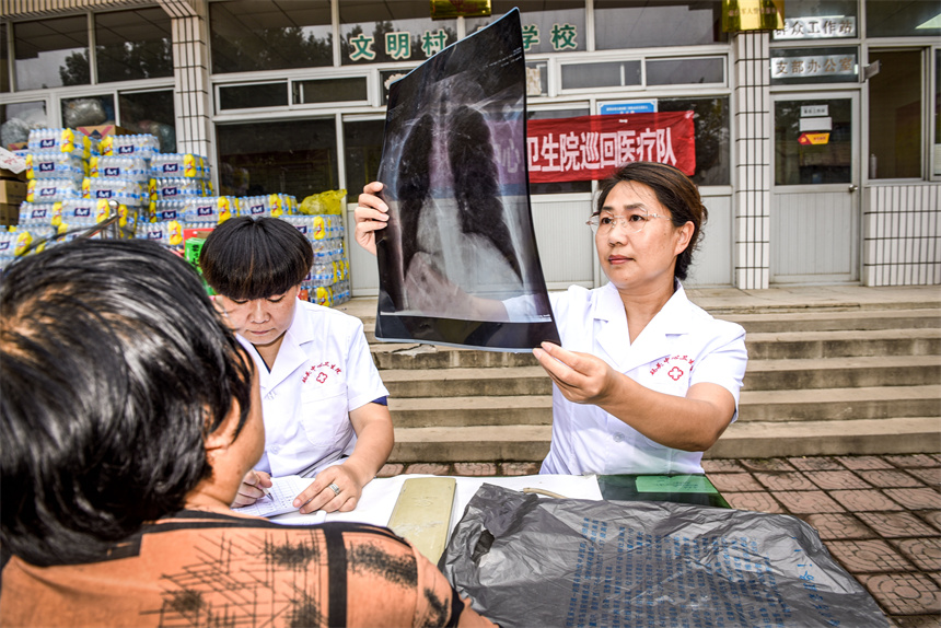 2023年8月27日，涿州市碼頭中心衛(wèi)生院巡回醫(yī)療隊，在為向三村民體檢身體并免費(fèi)發(fā)放常規(guī)藥。劉永興 攝