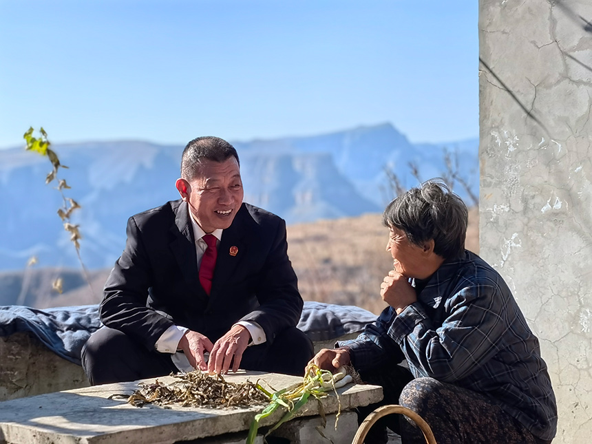 王世廣（左一）正在進(jìn)行案件回訪。魏振敏攝