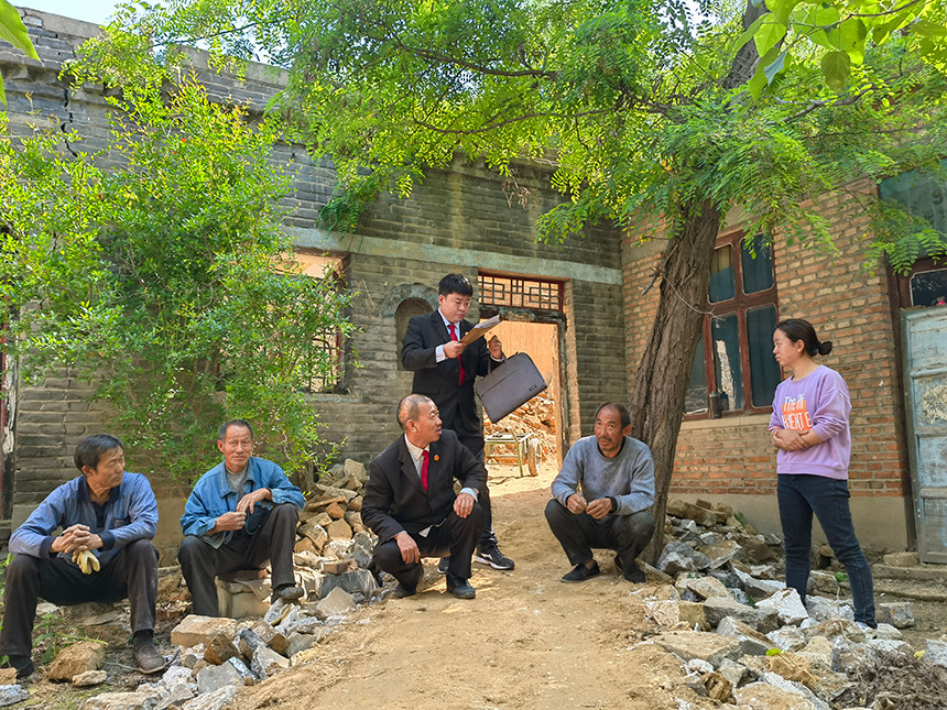 王世廣（左三）與同事對案件進(jìn)行現(xiàn)場勘驗、調(diào)解。魏振敏攝
