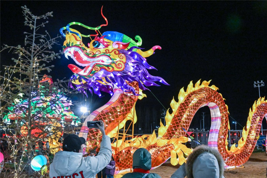 安新縣元宵燈會(huì)現(xiàn)場(chǎng)。張學(xué)農(nóng) 攝