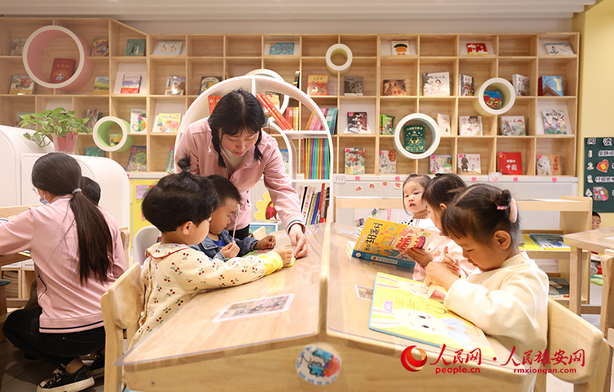4月23日，雄安北海幼兒園開(kāi)展“荷你遇見(jiàn)書(shū)香美好”讀書(shū)分享活動(dòng)。人民網(wǎng)記者 李兆民攝