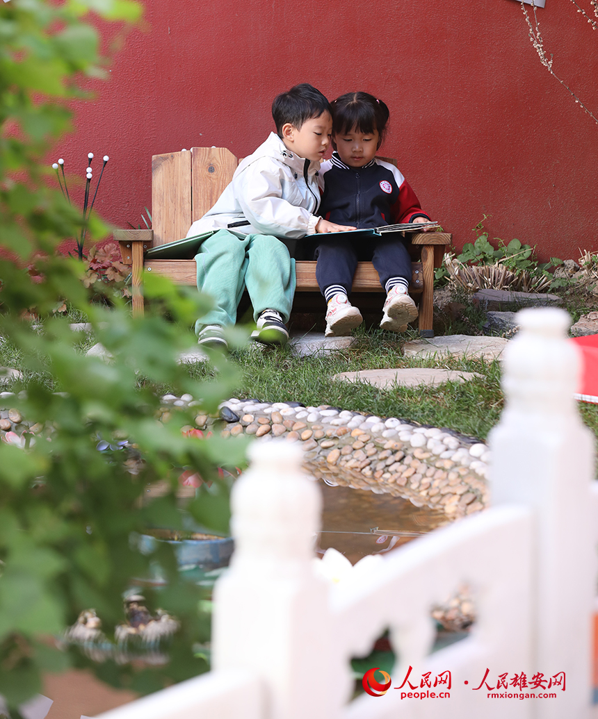 4月23日,雄安北海幼兒園師幼合作在幼兒園白洋淀微景觀進(jìn)行布置,開(kāi)展荷塘趣味讀書(shū)活動(dòng)。人民網(wǎng)記者 李兆民攝