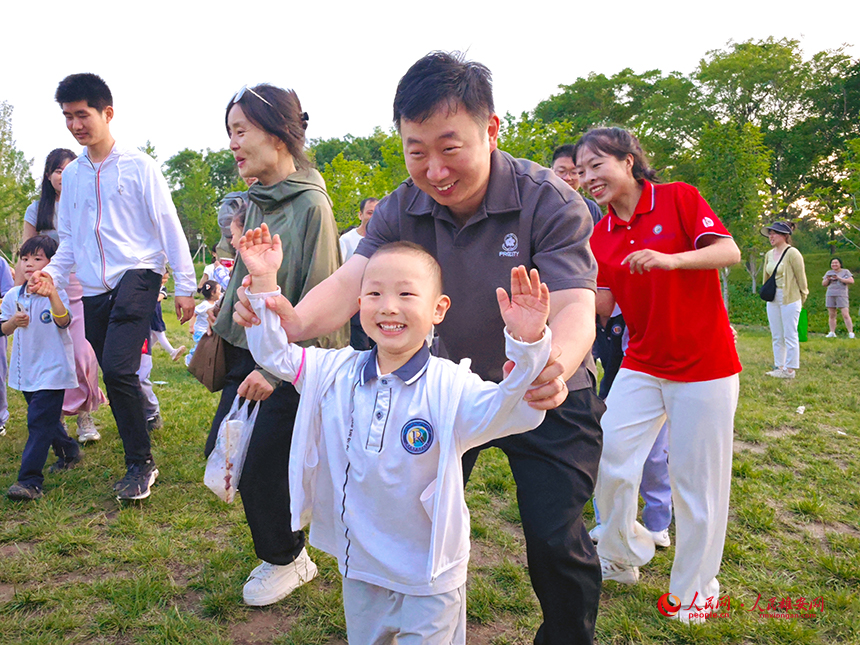 雄安容和容德幼兒園孩子們開始“貓鼠大戰(zhàn)”前的熱身運動。人民網(wǎng)記者 李兆民攝
