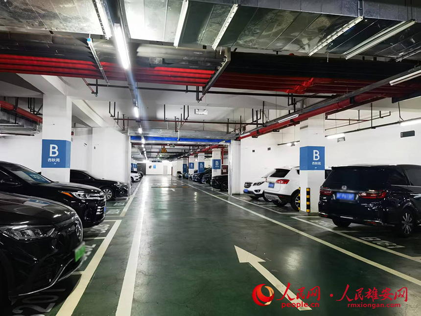 雄安新區(qū)容東片區(qū)一小區(qū)地下車庫(kù)。人民網(wǎng)記者 王紅攝