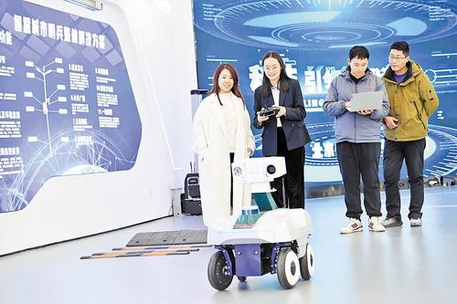1月10日，雄安新區(qū)科創(chuàng)中心中試基地，北京普龍科技有限公司工作人員對(duì)輪式AI巡檢機(jī)器人進(jìn)行測(cè)試。 本報(bào)記者 劉光昱攝