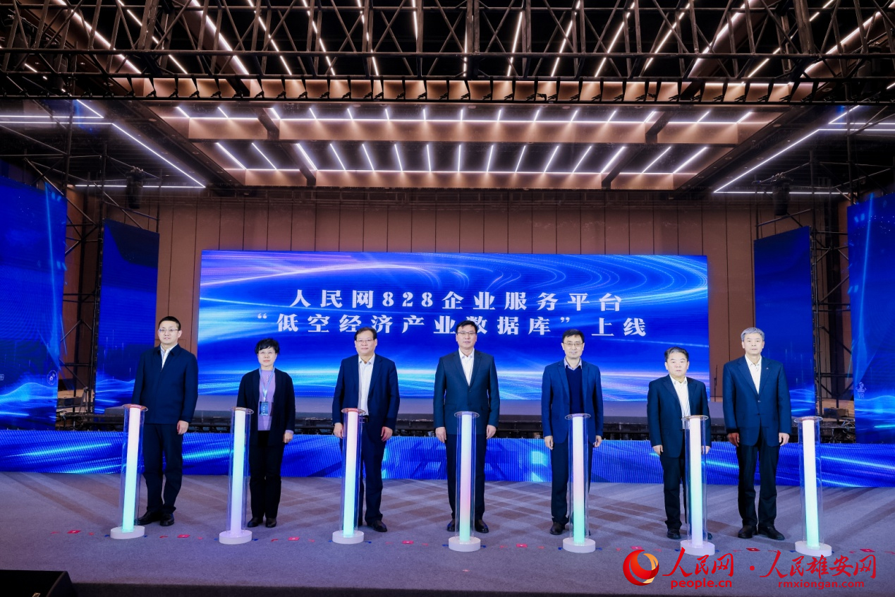 1月18日，人民網(wǎng)828企業(yè)服務(wù)平臺“低空經(jīng)濟(jì)產(chǎn)業(yè)數(shù)據(jù)庫”正式上線。人民網(wǎng)記者 李兆民攝