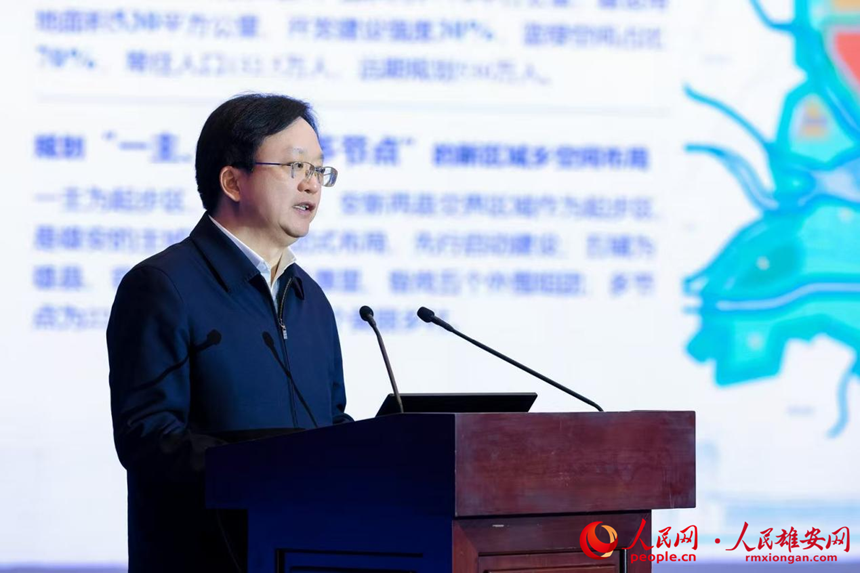 雄安新區(qū)黨工委委員、管委會副主任于國義作人工智能產(chǎn)業(yè)推介。人民網(wǎng)記者 周博攝