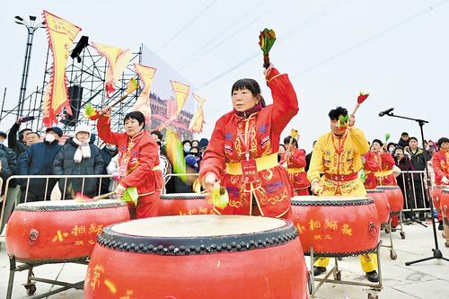 1月31日，“春節(jié)·雄安獅舞大會”拉開序幕。圖為鼓手正在為游客表演非遺節(jié)目。本報記者 郝金鈺攝