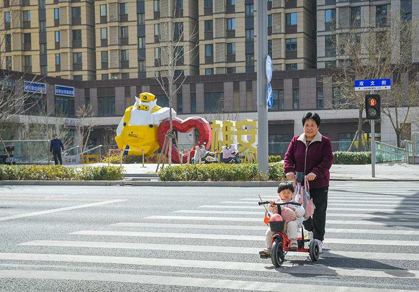 3月12日，居民在雄安新區容東片區道路上行走。牟宇攝