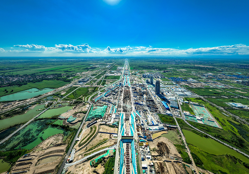 2024年8月12日，位于雄安新區啟動區內的東西軸線項目建設現場（無人機照片）。牟宇攝