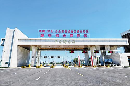 近日拍攝的雄安綜合保稅區(qū)智能卡口系統(tǒng)。通過識別車牌、重量比對，閘機(jī)迅速抬桿，實(shí)現(xiàn)“秒級通關(guān)”。楊思雨攝