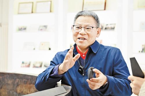 近日，王華明院士向記者展示團隊成功研發生產出的激光增材制造鈦合金構件，該構件已在飛機上實現裝機應用。 趙榮昊攝