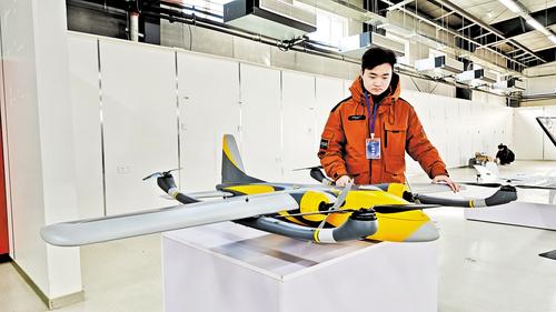 2月23日，安新縣無人機創新基地內，北通（雄安）航空科技有限公司工作人員介紹新款無人機用途。本報記者 曹 錚攝
