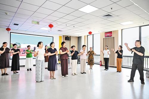 6月6日，雄安新區(qū)賢溪社區(qū)黨群服務(wù)中心的多功能活動(dòng)廳內(nèi)，社區(qū)合唱團(tuán)正在排練。 本組圖片由雄安媒體中心提供