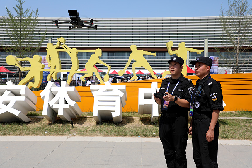 執勤民警利用警用無人機在賽事區域實時巡查，通過空中喊話疏導聚集人群。雄安新區公安局供圖