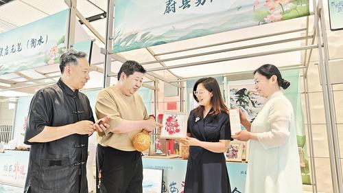 6月14日，在2025“雄安非遺大會”展區(qū)，各地非遺“守藝人”找朋友話發(fā)展。本報記者 曹錚攝