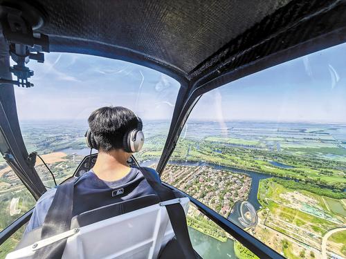 6月23日，記者乘坐云騰九霄飛行俱樂部的小型飛機，在300米高度俯拍的淀區(qū)景色。本報記者 李 暢攝