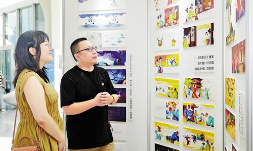 電影季期間，觀眾觀看高校動漫作品評選優秀作品展。 本組圖片由2025雄安未來影像電影季組委會提供