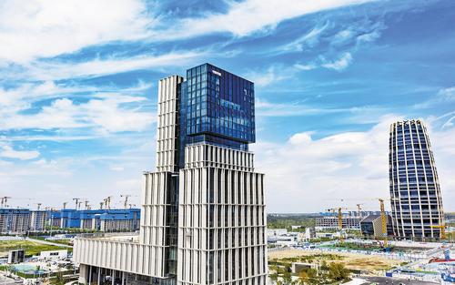 8月6日拍攝的雄安新區啟動區中國中化大廈、中國華能總部大廈。 本報記者劉光昱攝