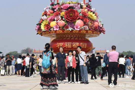 “祝福祖國”巨型花果籃亮相天安門廣場。人民網(wǎng)記者 于凱攝