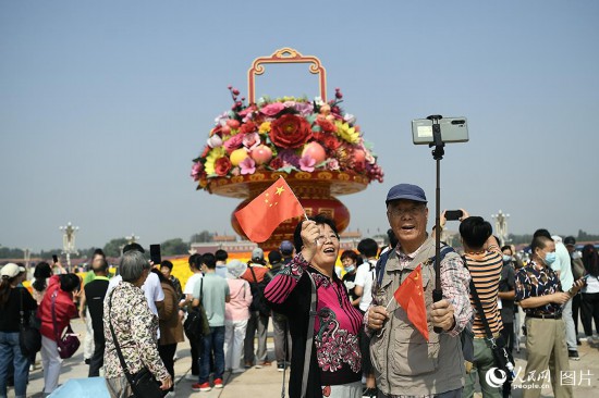 “祝福祖國(guó)”巨型花果籃亮相天安門廣場(chǎng)。人民網(wǎng)記者 于凱攝
